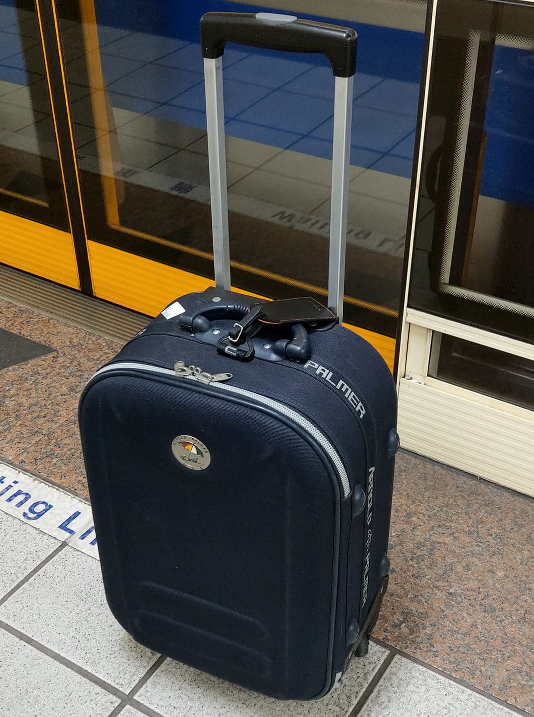 藍色行李箱在高鐵月台上